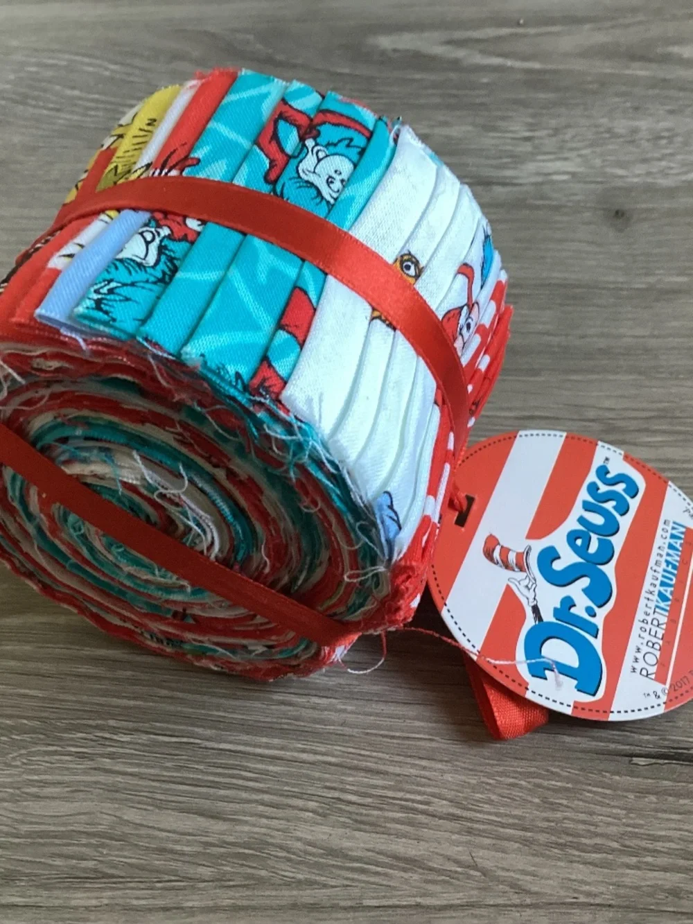 Robert Kaufman Dr. Seuss 20pc half-roll Quilting Cotton Fabric Sampler Jellyroll